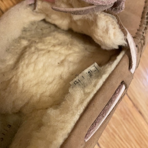 UGG Women’s Slippers/ Moccasins - Size 7 - Picture 7 of 9